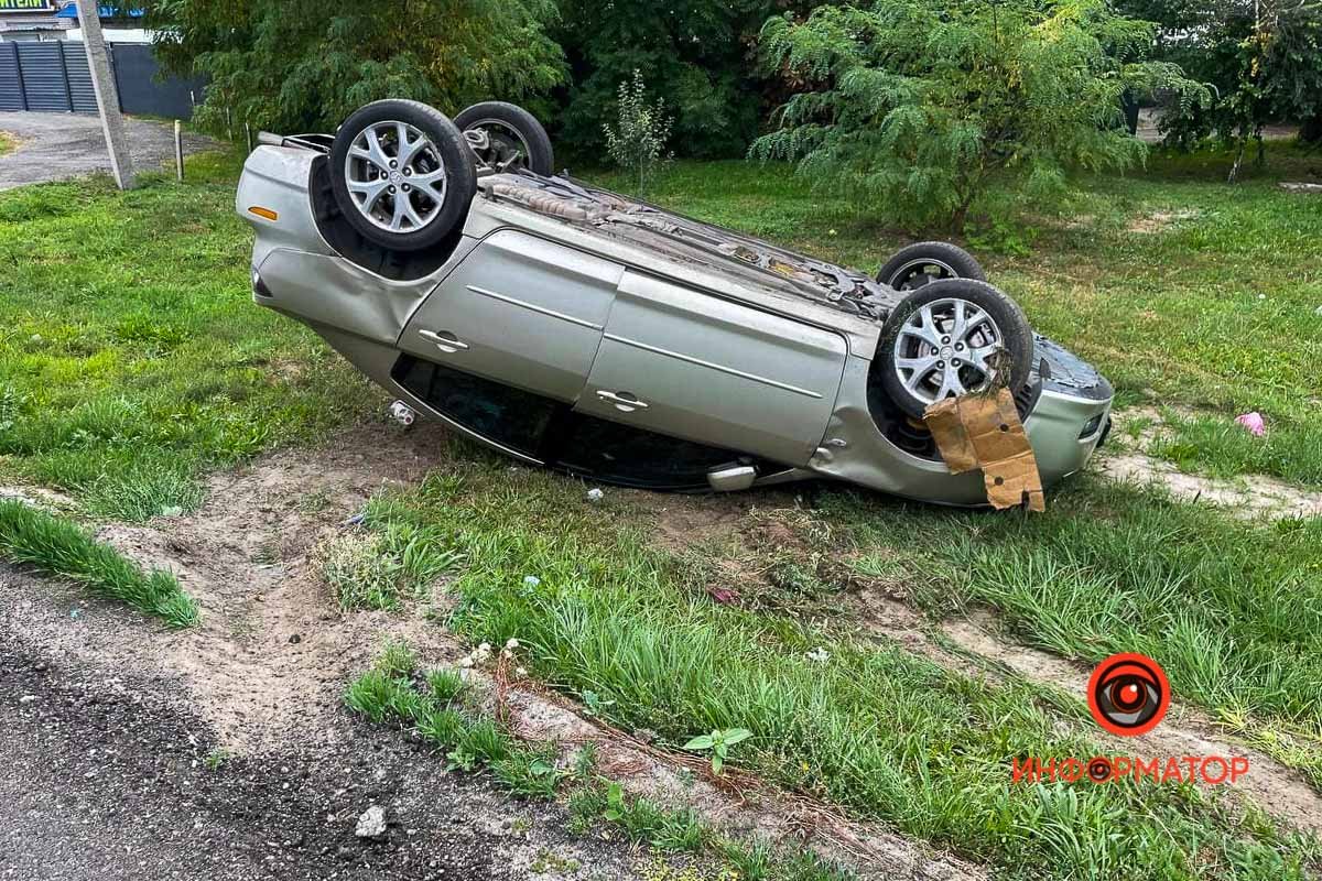 На Донецком шоссе перевернулся автомобиль Mazda На Донецком шоссе перевернулся автомобиль Mazda