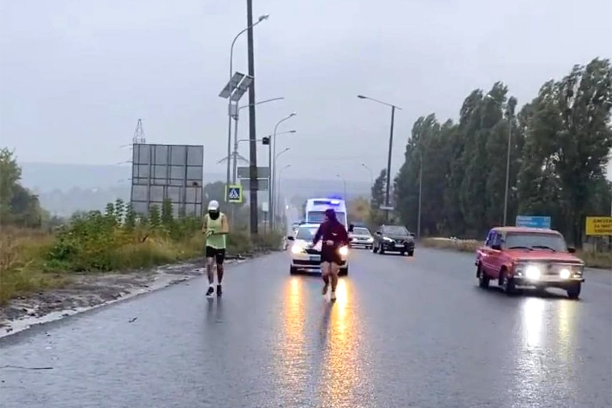 На маршруте Сергея Прескорника сопровождали полиция и скорая, периодически подключались все желающие На маршруте Сергея Прескорника сопровождали полиция и скорая, периодически подключались все желающие