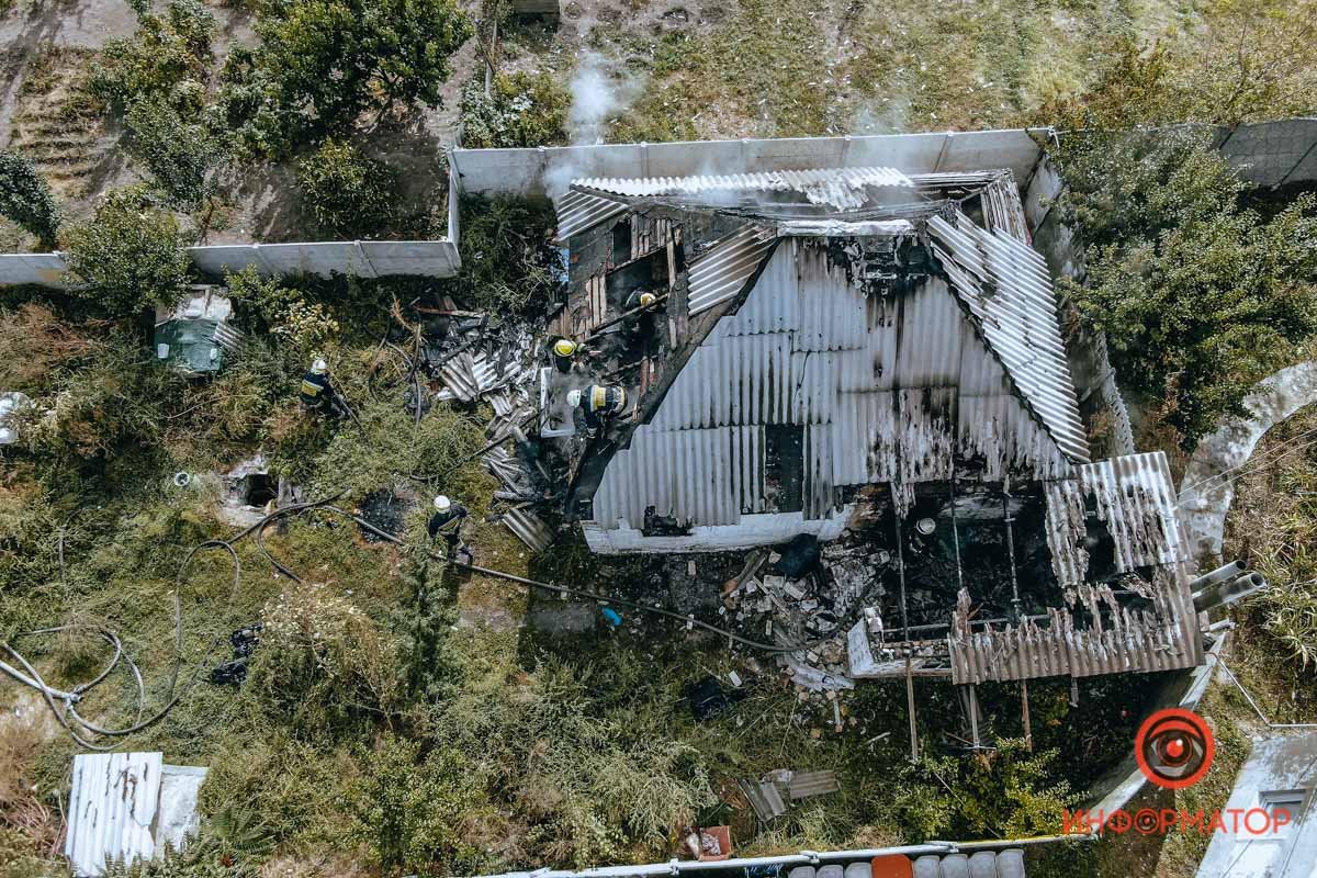 В Днепре на Кемеровской горел заброшенный дом 3