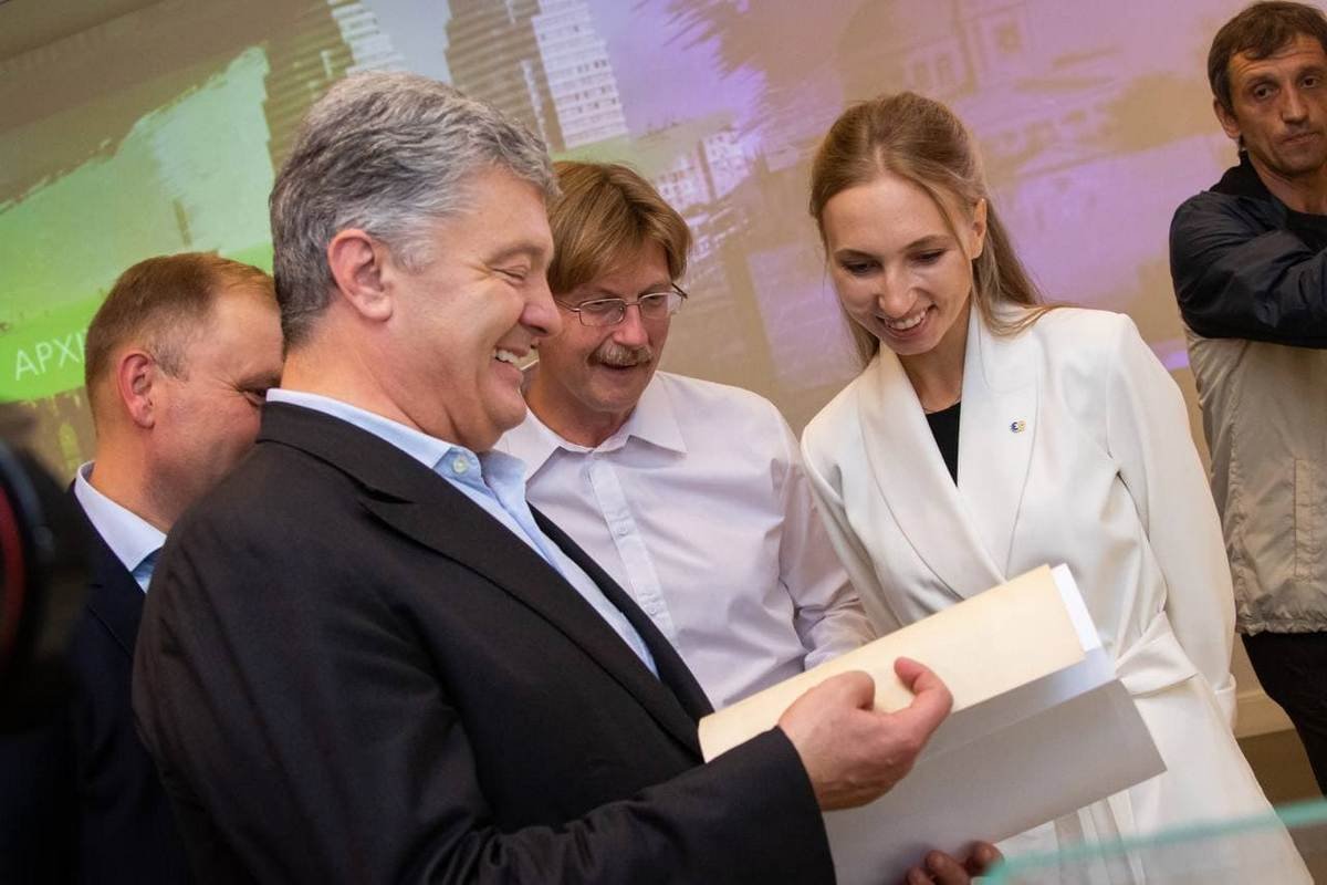 Порошенко в Днепре. V президент Украины приехал на Первый форум Европейской Солидарности Днепропетровской области 9