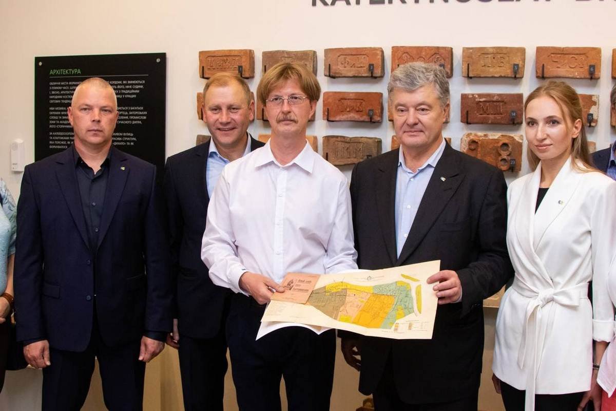 Порошенко в Днепре. V президент Украины приехал на Первый форум Европейской Солидарности Днепропетровской области 10