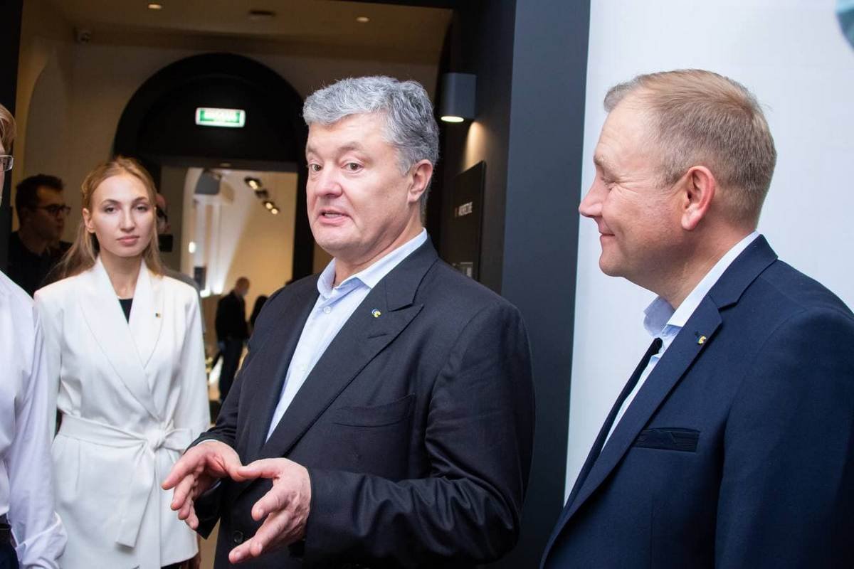 Порошенко в Днепре. V президент Украины приехал на Первый форум Европейской Солидарности Днепропетровской области 11