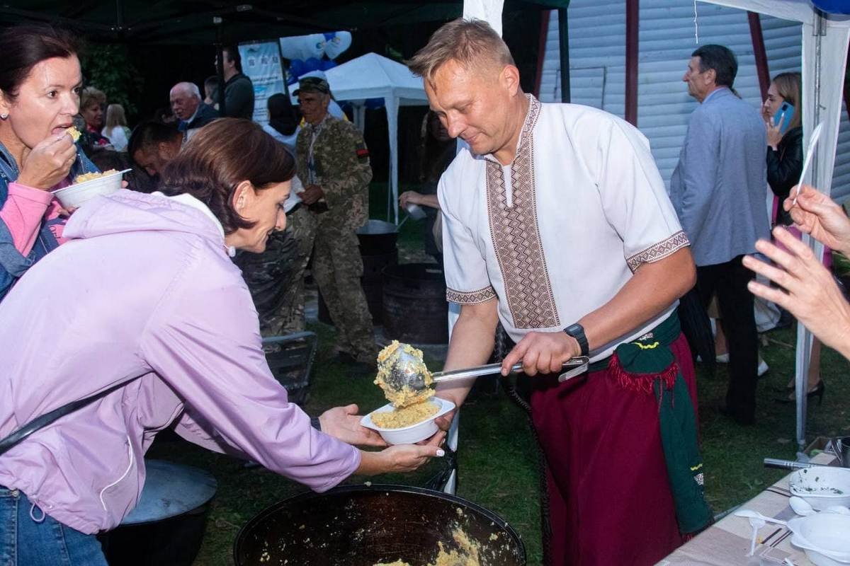 Порошенко в Днепре. V президент Украины приехал на Первый форум Европейской Солидарности Днепропетровской области 16