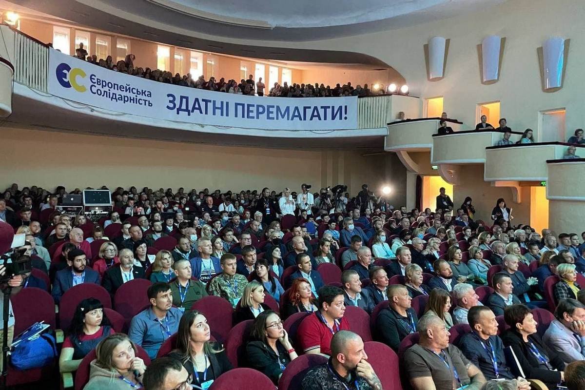 Порошенко в Днепре. V президент Украины приехал на Первый форум Европейской Солидарности Днепропетровской области 17