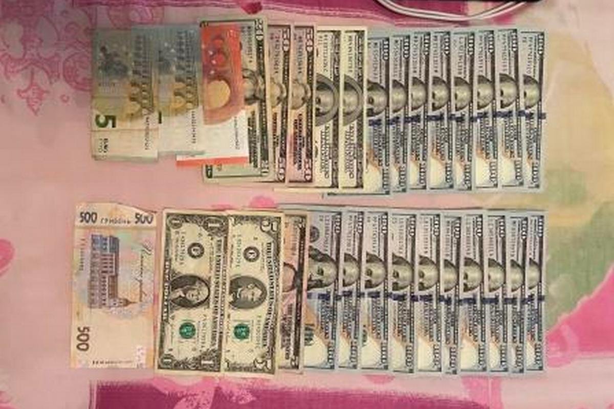 У подозреваемых и заключенных правоохранители обнаружили наркотические вещества на общую сумму более 350 тысяч гривен, также нашли 2 тысячи долларов У подозреваемых и заключенных правоохранители обнаружили наркотические вещества на общую сумму более 350 тысяч гривен, также нашли 2 тысячи долларов