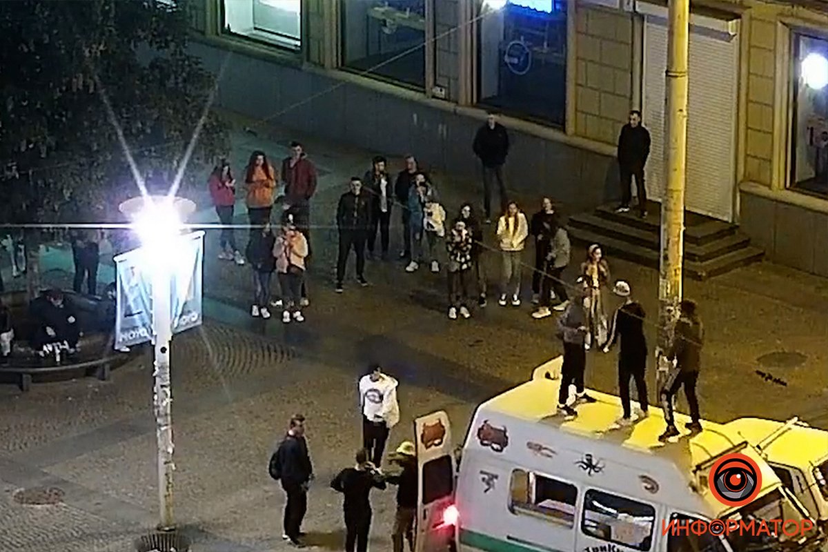 Между домом №2 на Европейской площади и ТЦ Passage