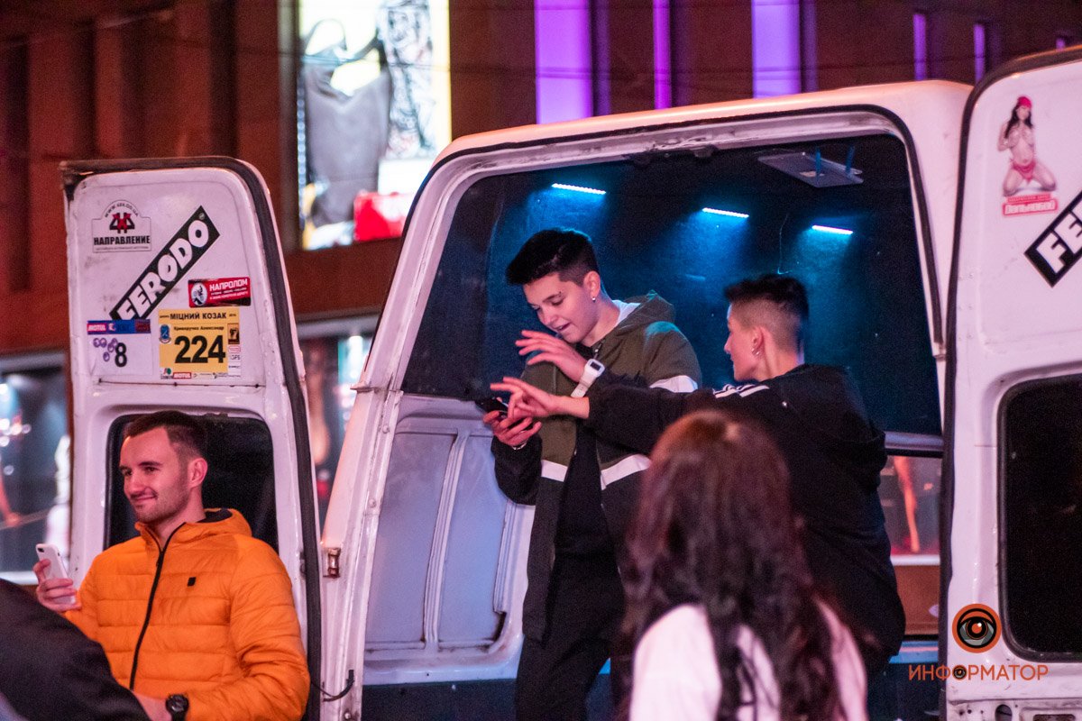 Музыка из миктоавтобуса, танцы на его же крыше