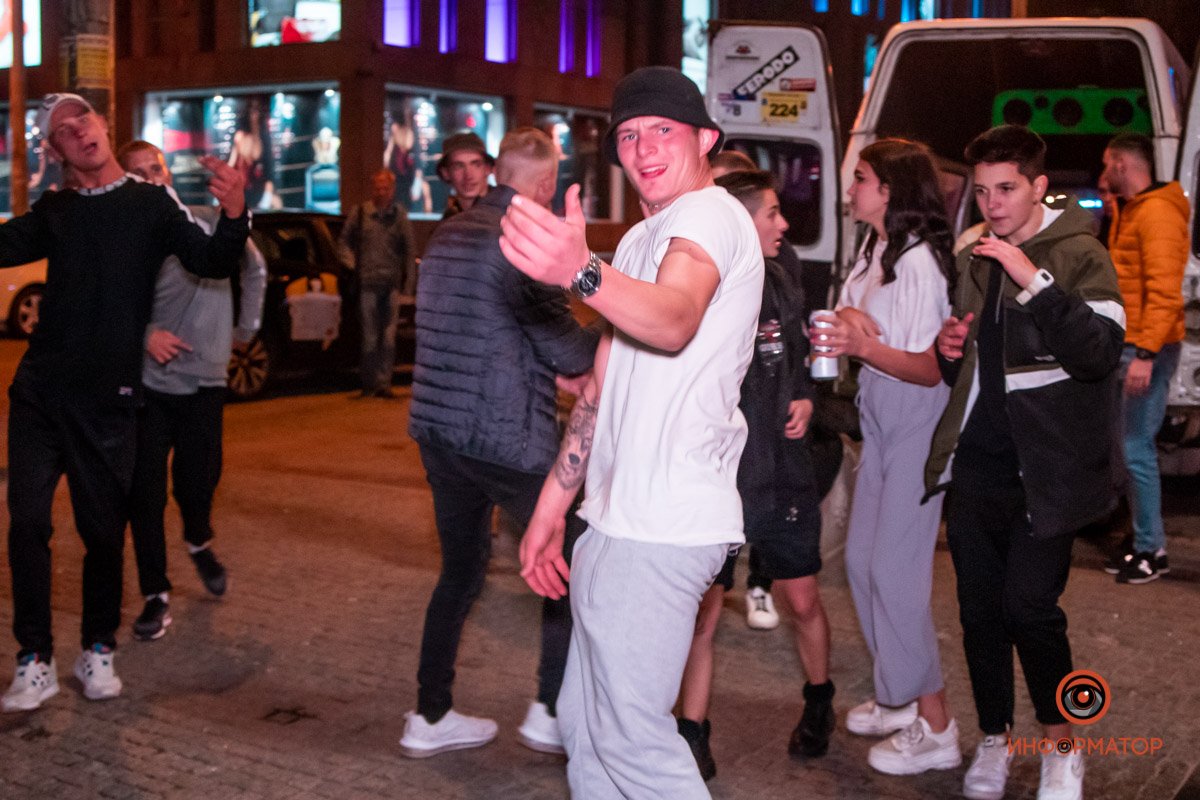 За дискотекой наблюдали десятки зевак