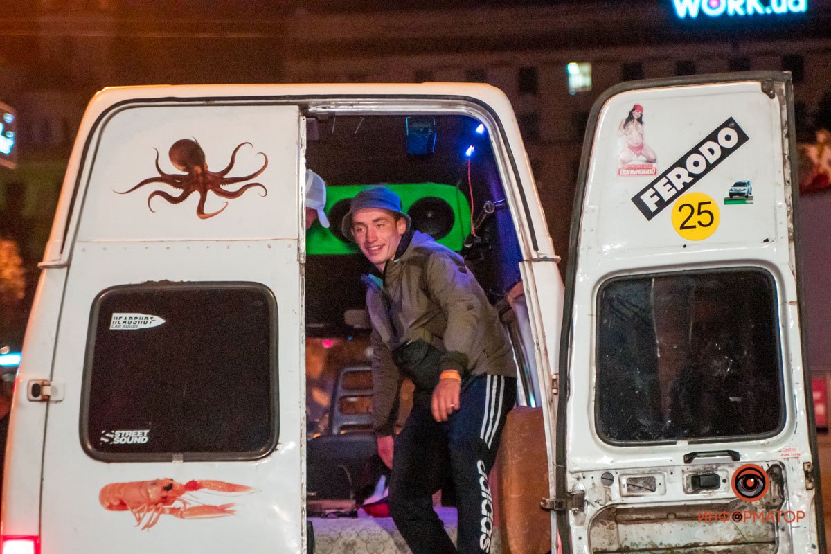 Завершилось все спонтанно: парни загрузились в микроавтобус и уехали