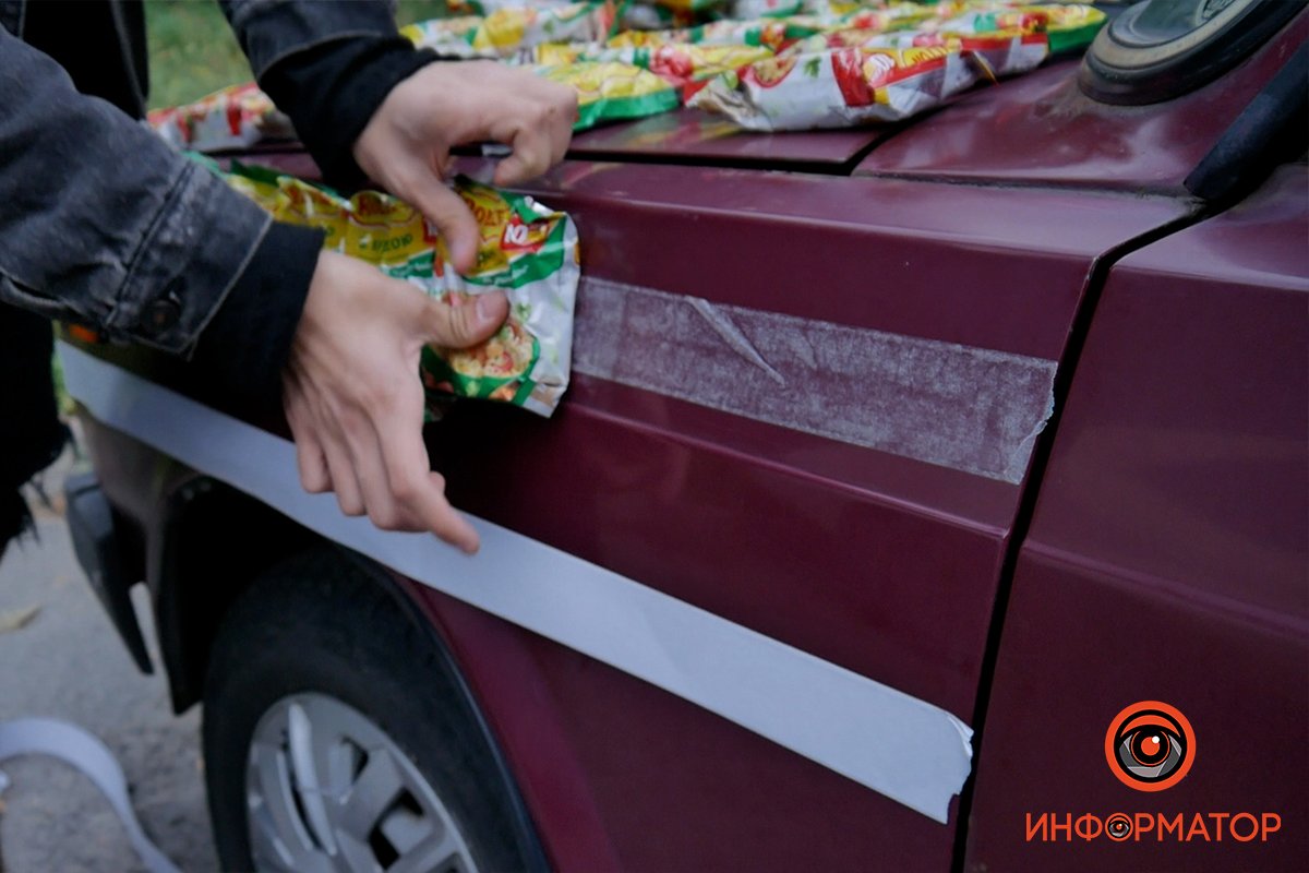 Упаковки крепили на двусторонний скотч Упаковки крепили на двусторонний скотч