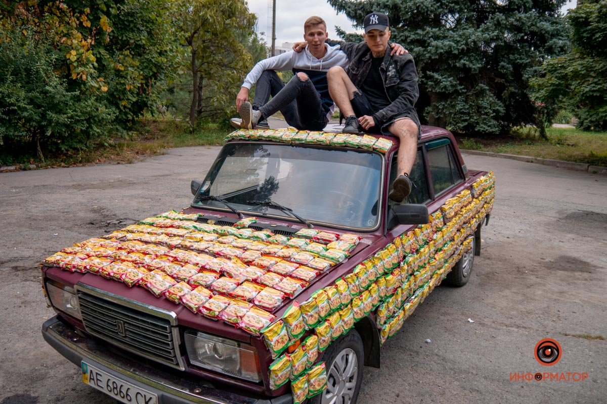 ВАЗ ездил по центру Днепра, все желающие могли подойти и бесплатно взять себе лапшу ВАЗ ездил по центру Днепра, все желающие могли подойти и бесплатно взять себе лапшу