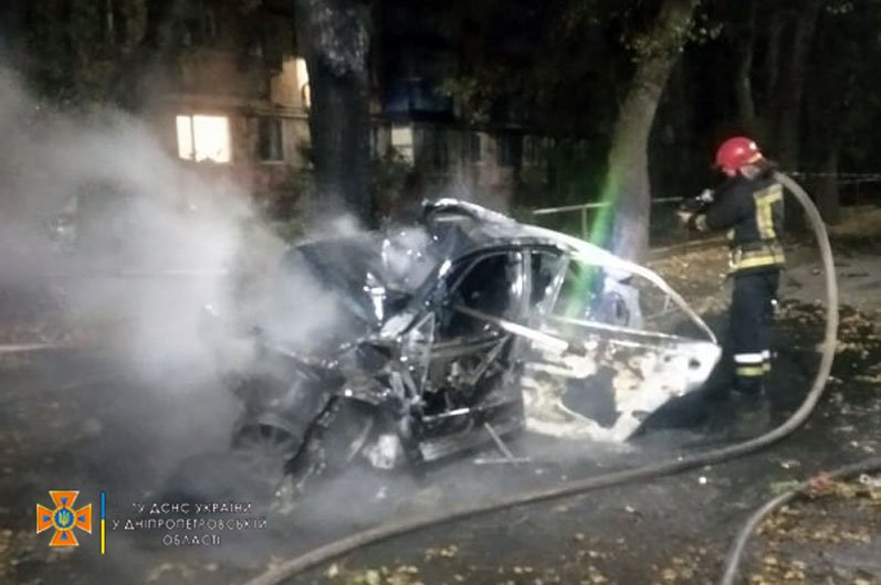 Автомобиль Toyota Camry врезался в дерево и загорелся