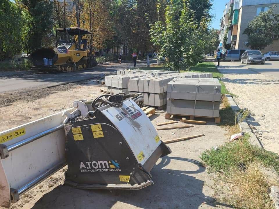 Возле Новомосковского историко-краеведческого музея им. П. И. Калнышевского в Новомсковске продолжаются подготовительные работы к установке памятника «Бойцам погибшим в АТО» Возле Новомосковского историко-краеведческого музея им. П. И. Калнышевского в Новомсковске продолжаются подготовительные работы к установке памятника «Бойцам погибшим в АТО»