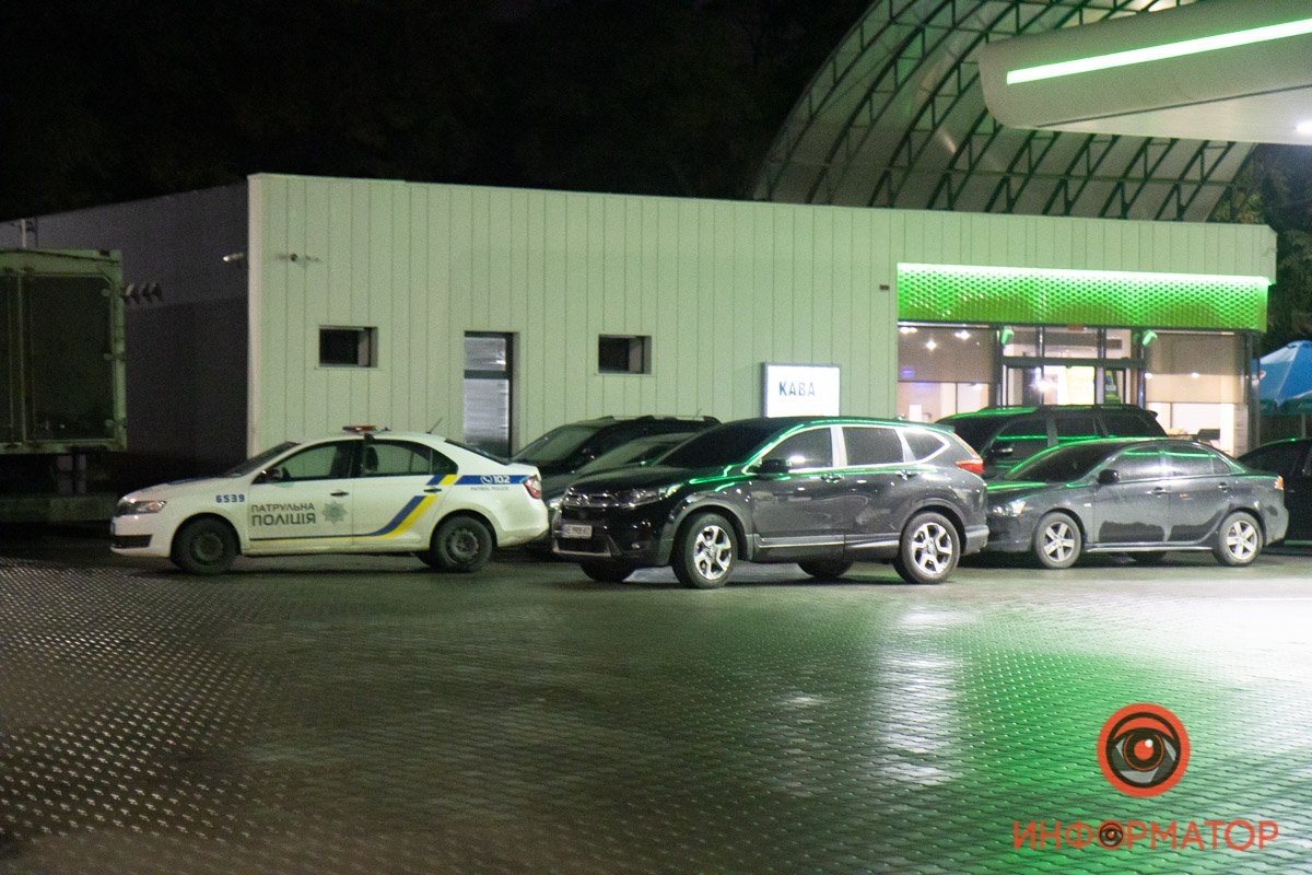 Также на въезде на АЗС припаркована Chevrolet Также на въезде на АЗС припаркована Chevrolet