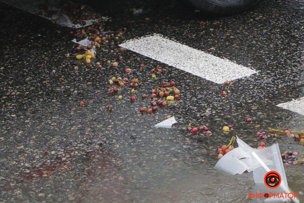 От столкновения продукты высыпались на проезжую часть