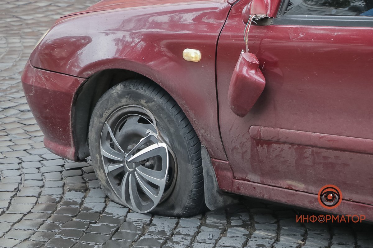 От столкновения с бордюром пробило колесо