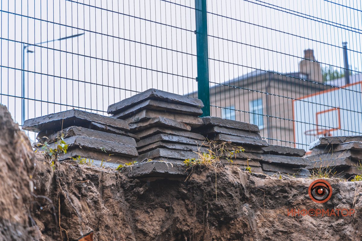 В Днепре на Шевченко возле ЛИТа начали ремонт подпорной стены, которая обвалилась летом 3