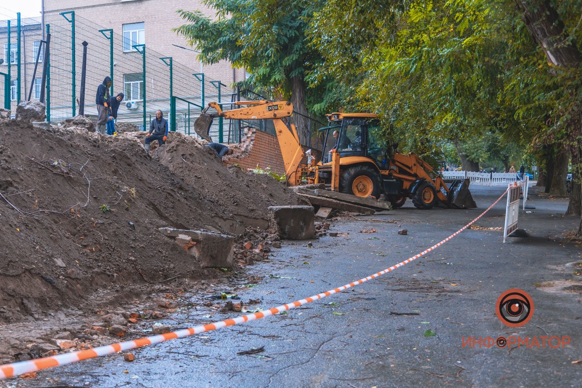 В Днепре на Шевченко возле ЛИТа начали ремонт подпорной стены, которая обвалилась летом 4