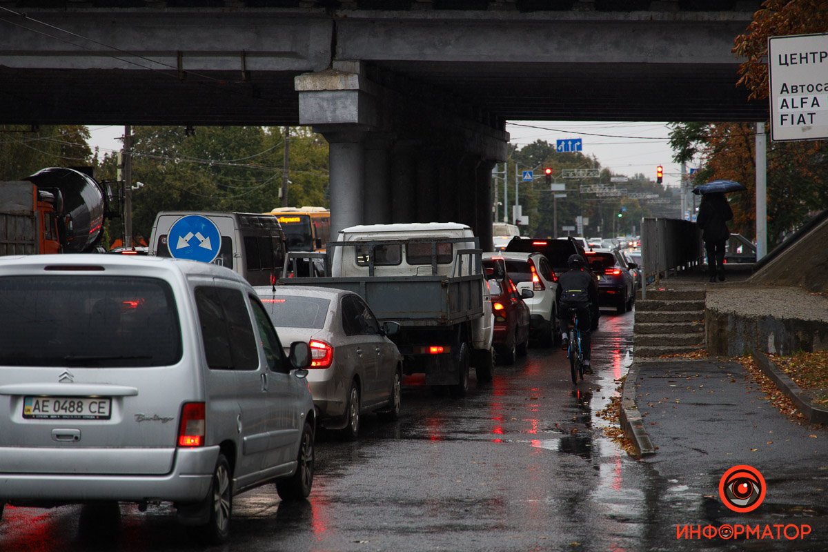 В пятницу Днепр сковали пробки: на Новый мост лучше не ехать 8