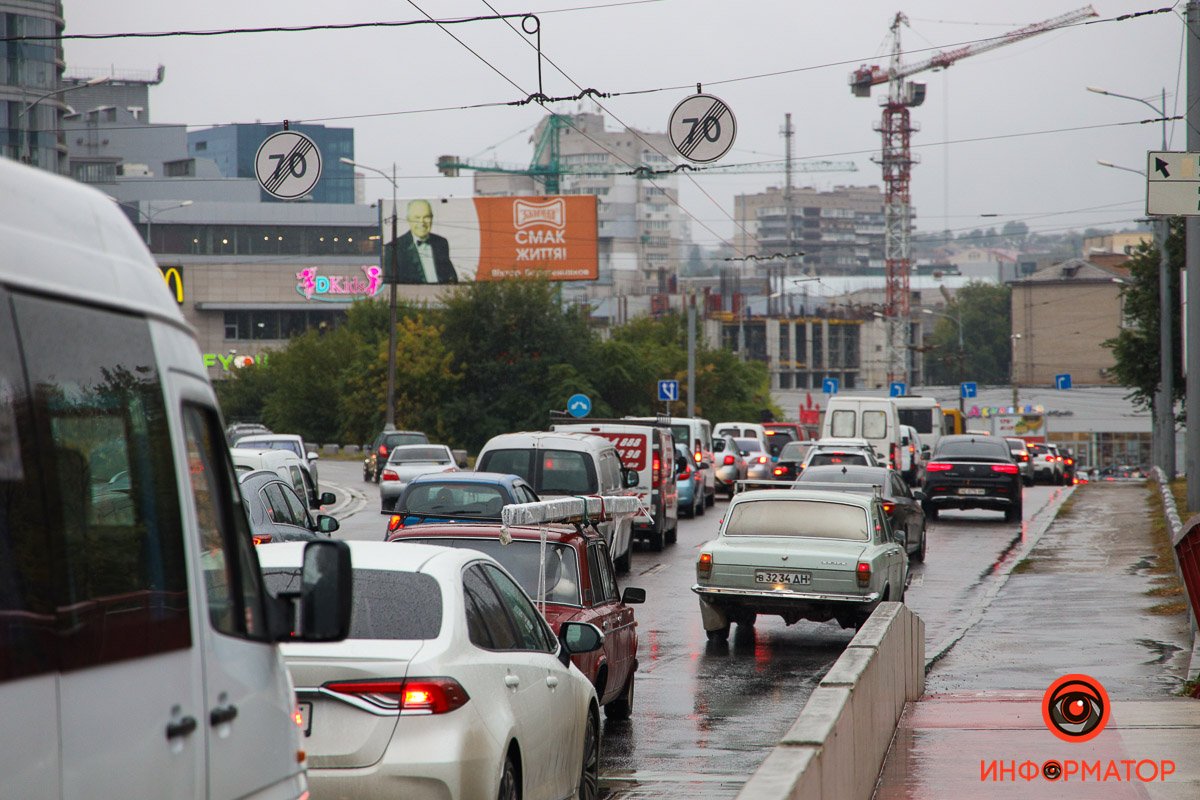 В пятницу Днепр сковали пробки: на Новый мост лучше не ехать 12
