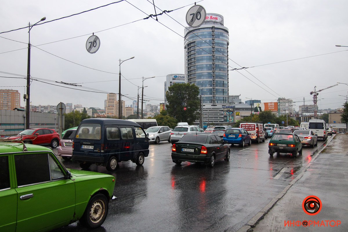 В пятницу Днепр сковали пробки: на Новый мост лучше не ехать 15
