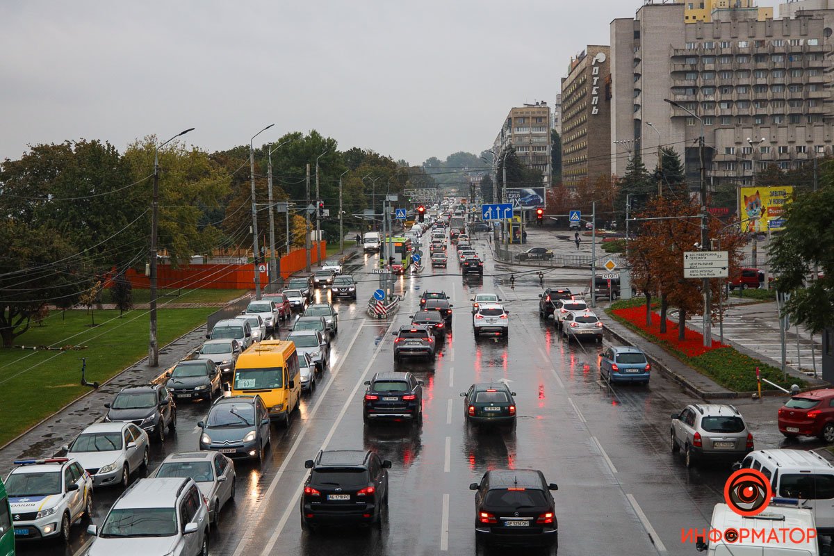 В пятницу Днепр сковали пробки: на Новый мост лучше не ехать 17