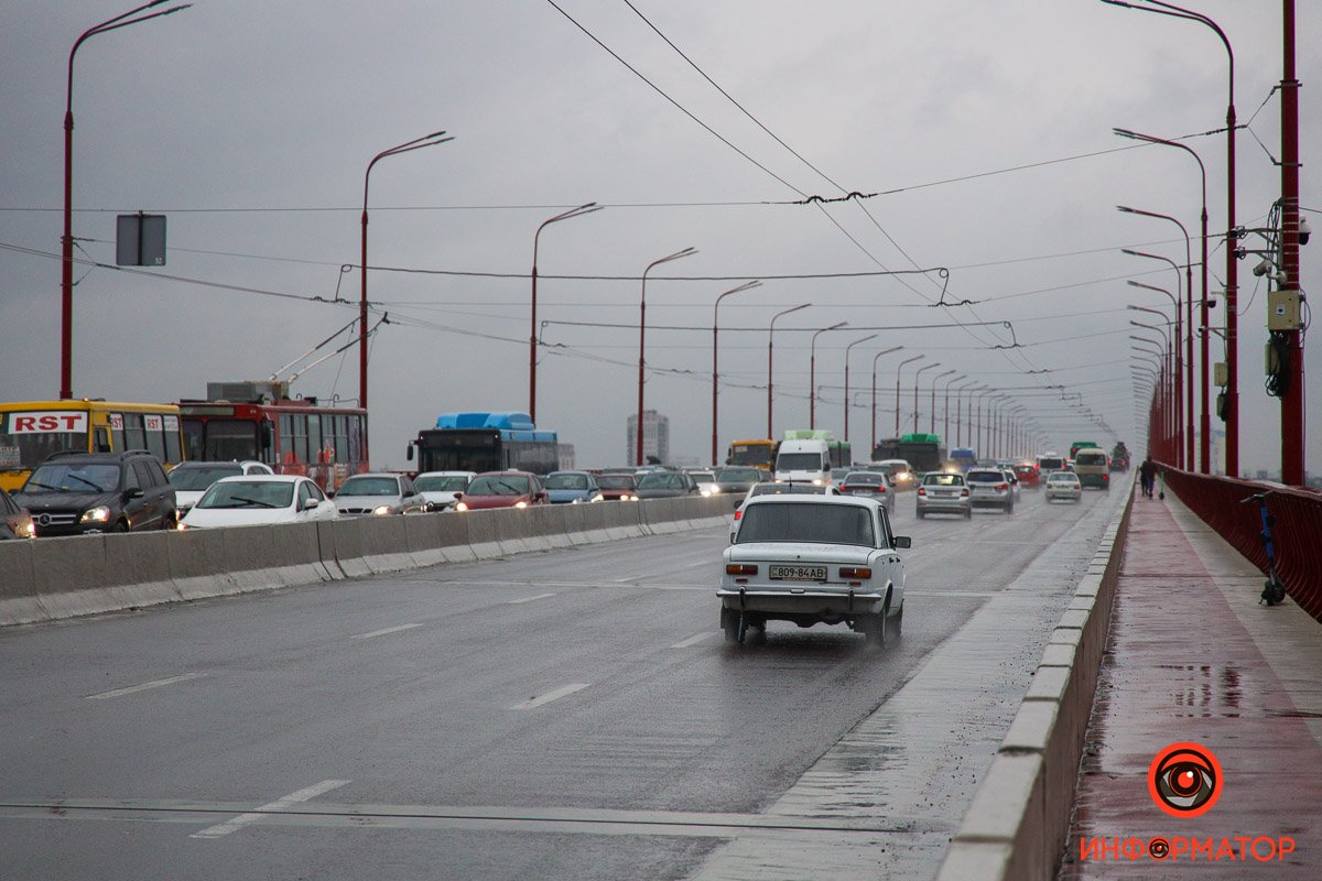 В пятницу Днепр сковали пробки: на Новый мост лучше не ехать 18