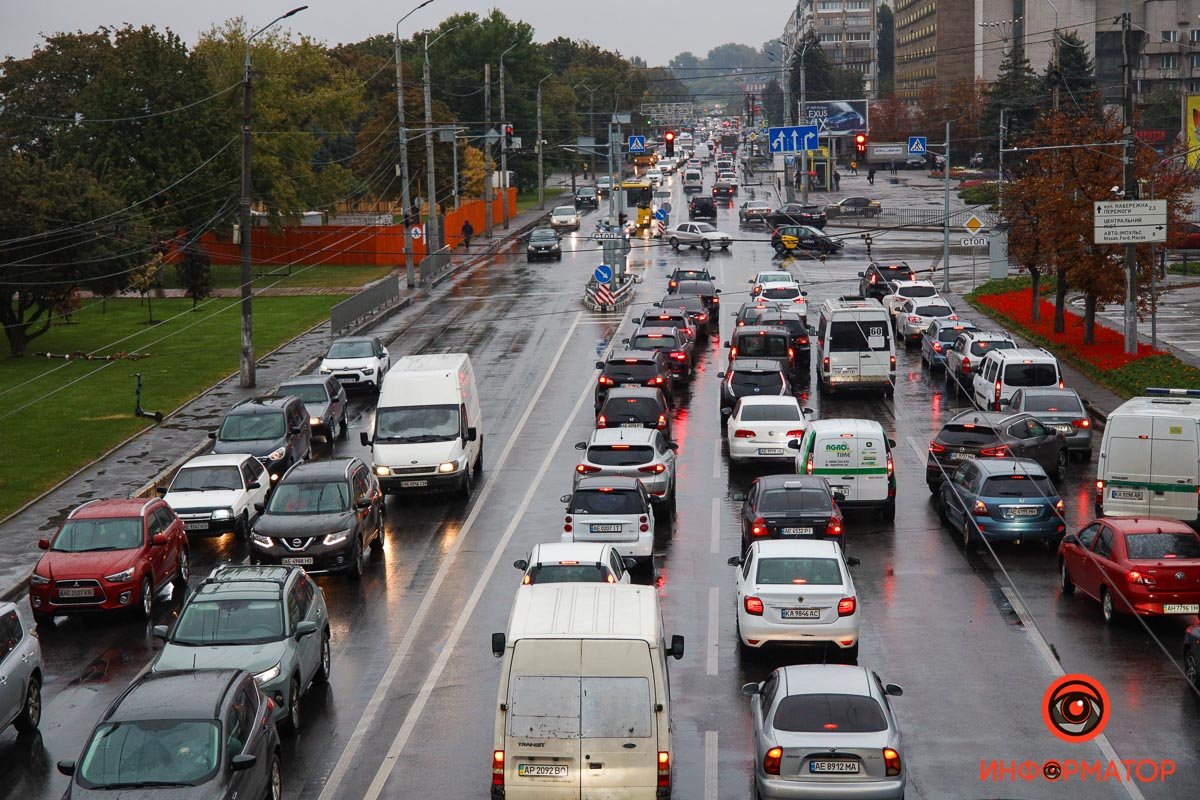 В пятницу Днепр сковали пробки: на Новый мост лучше не ехать 20