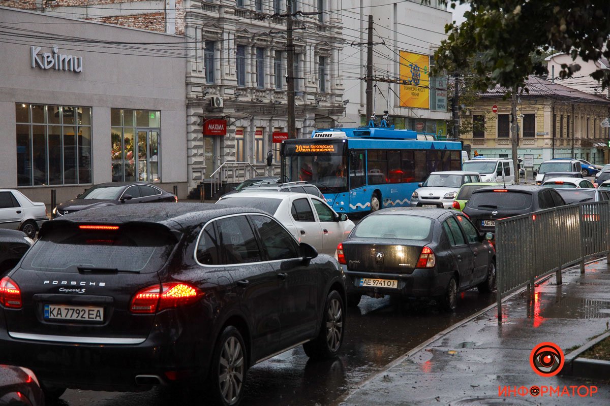 В пятницу Днепр сковали пробки: на Новый мост лучше не ехать 24