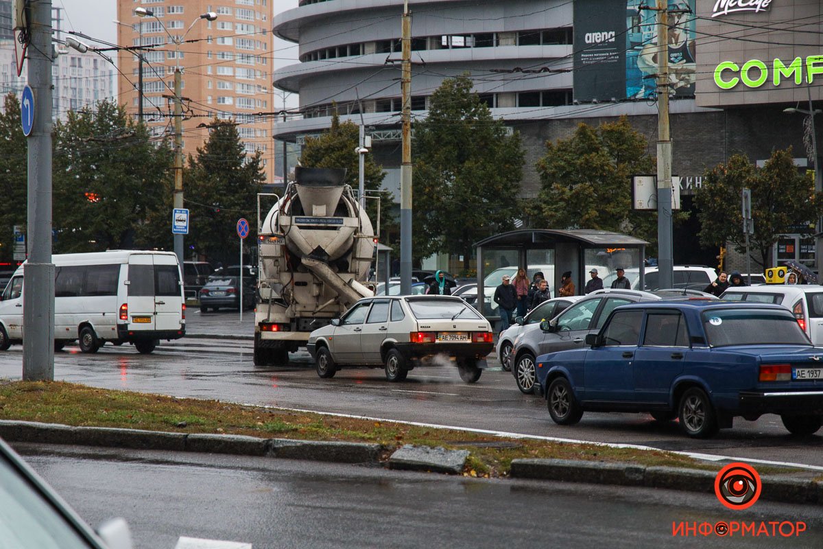 В пятницу Днепр сковали пробки: на Новый мост лучше не ехать 25