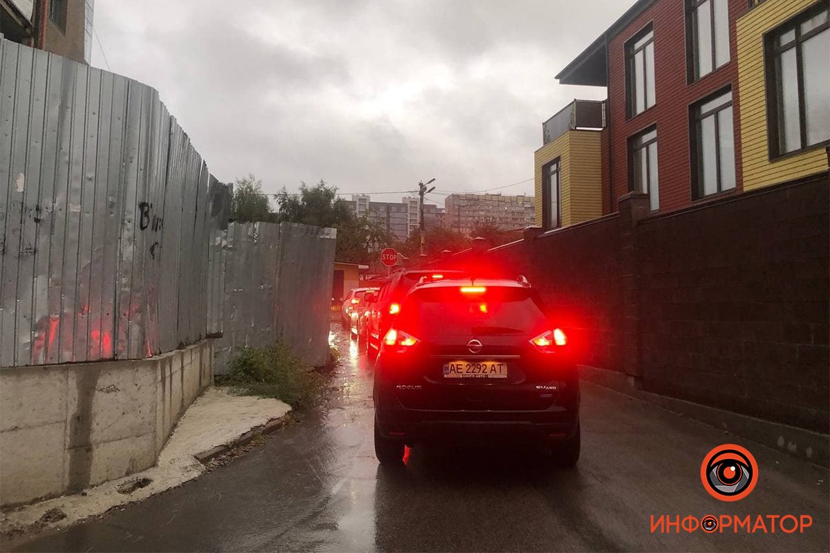В Днепре из-за сломанной 101 маршрутки образовалась пробка: люди выходят, чтобы идти пешком 1