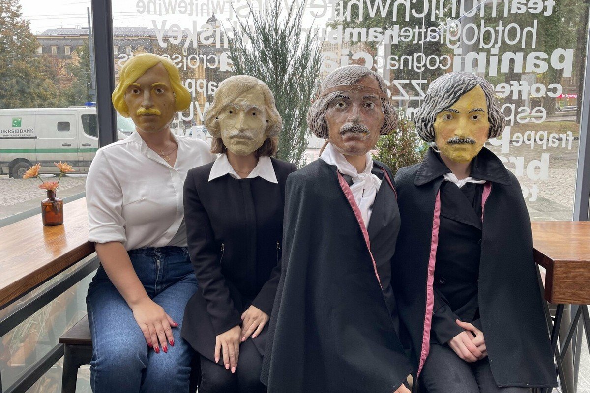 Участницы шествия должны были выглядеть так, но погода внесла свои коррективы Участницы шествия должны были выглядеть так, но погода внесла свои коррективы