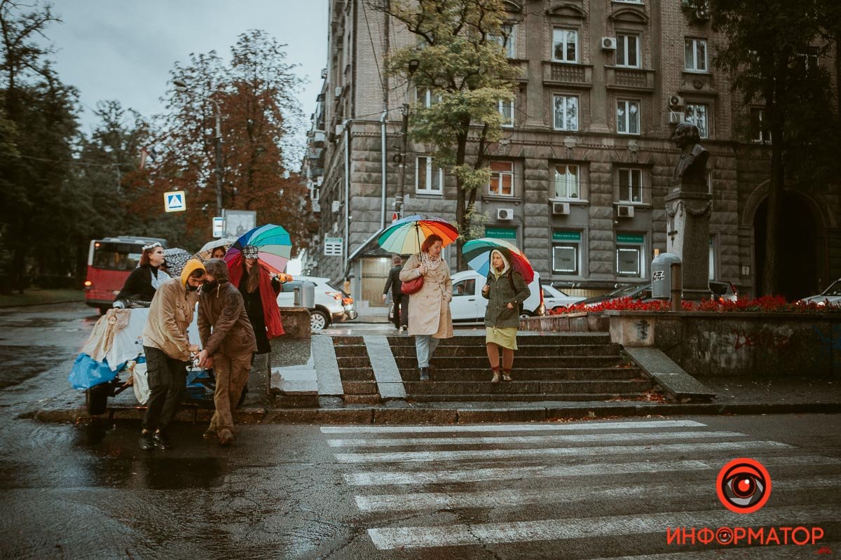 Возле памятника Николаю Гоголю Возле памятника Николаю Гоголю