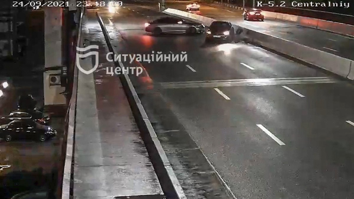 В Днепре на Центральном мосту BMW врезался в отбойник и отлетел в Hyundai: видео момента