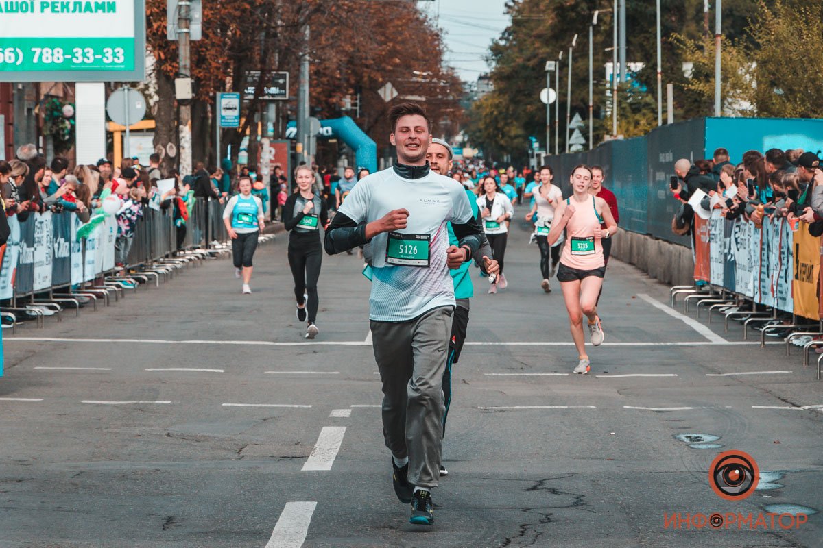 3 тысячи участников, перекрытые улицы и десятки километров трассы: как в Днепре прошел Almaz Group Dnipro Marathon 28