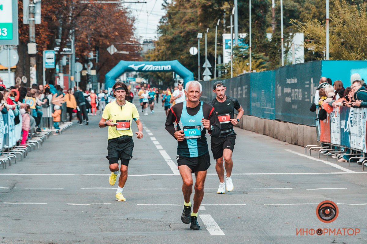 3 тысячи участников, перекрытые улицы и десятки километров трассы: как в Днепре прошел Almaz Group Dnipro Marathon 40