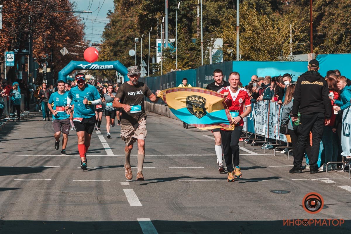 3 тысячи участников, перекрытые улицы и десятки километров трассы: как в Днепре прошел Almaz Group Dnipro Marathon 49