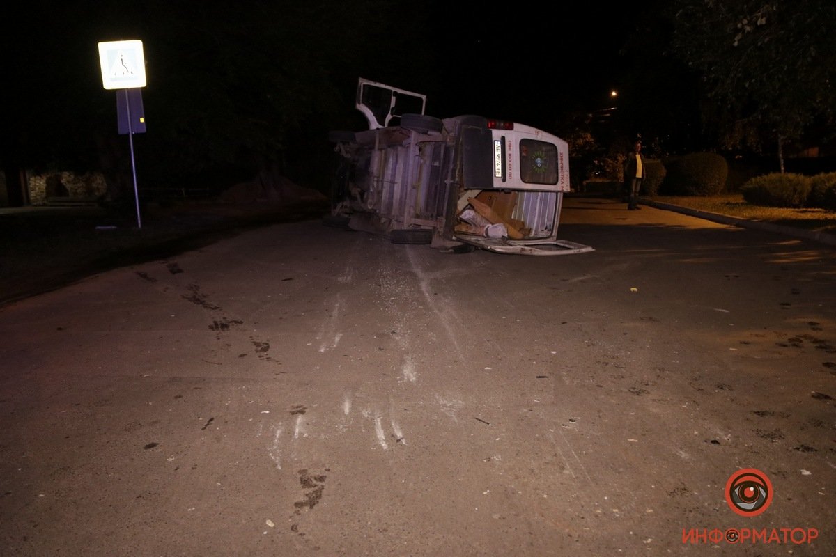 Микроавтобус перевернулся