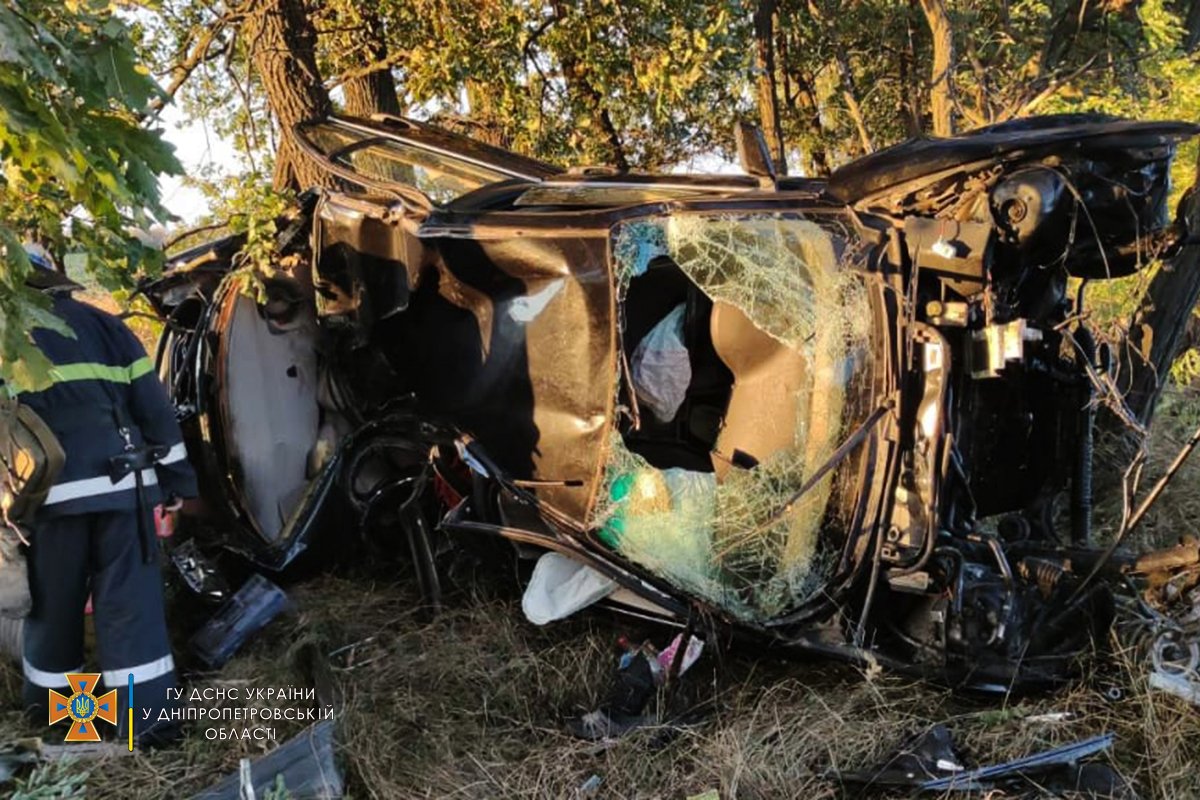 BMW врезался в дерево и перевернулся на бок BMW врезался в дерево и перевернулся на бок
