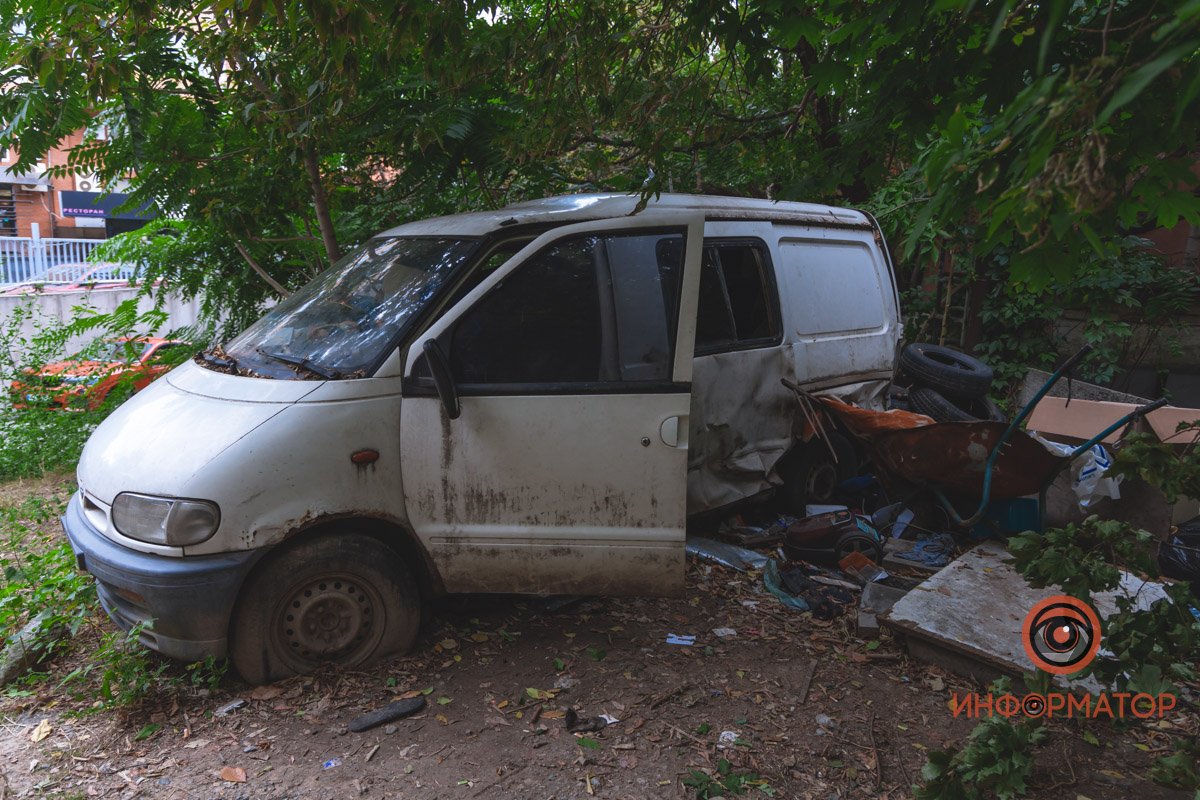 Мужчина жил в брошенной машине