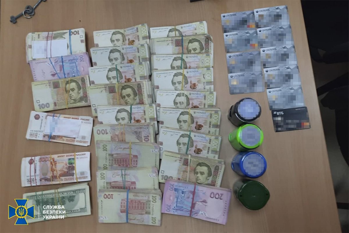 В ходе обыском у фигурантов нашли техническую документацию, платежные карты России, печати аффилированных компаний в РФ. 