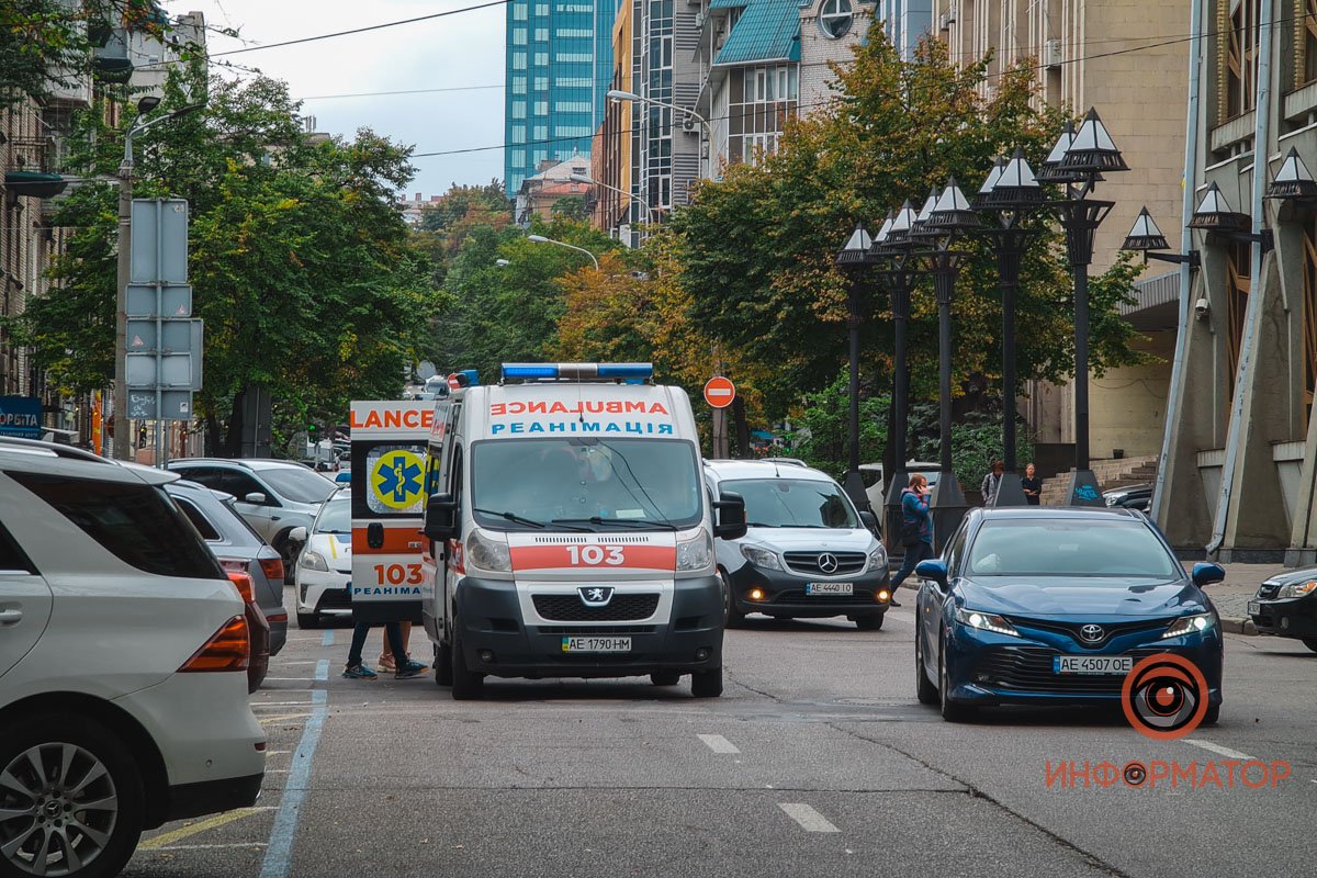 В Днепре на Воскресенской Mercedes сбил женщину на пешеходном переходе 1