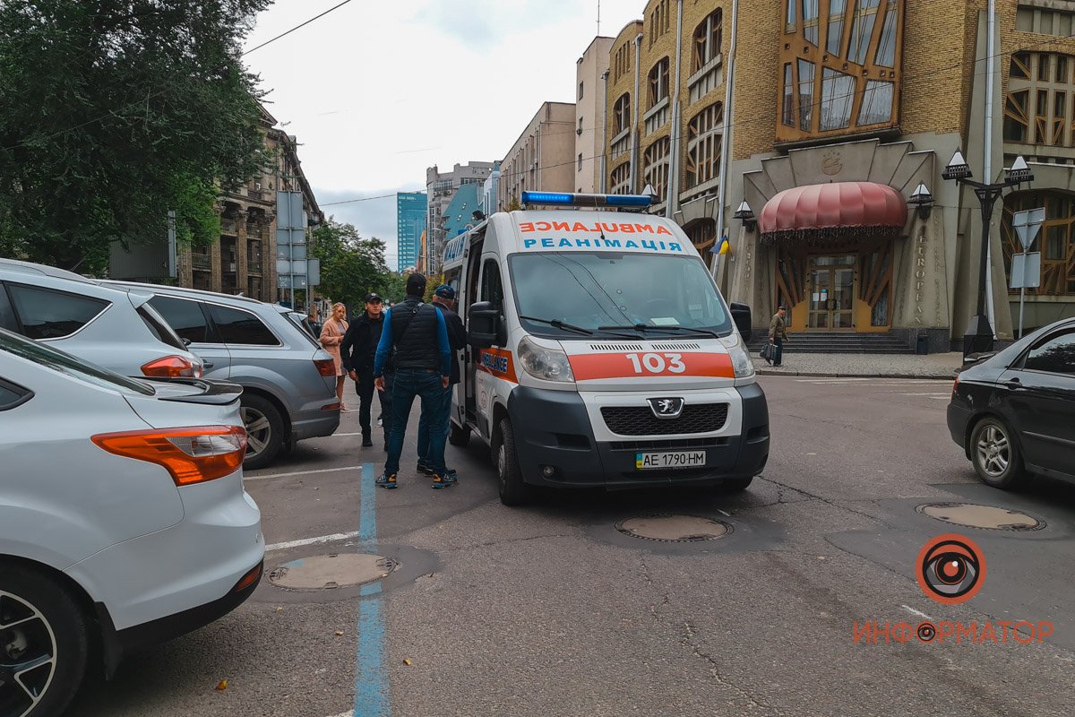 В Днепре на Воскресенской Mercedes сбил женщину на пешеходном переходе 2