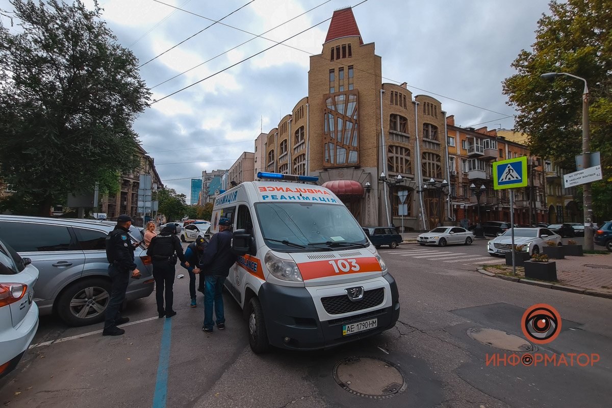 В Днепре на Воскресенской Mercedes сбил женщину на пешеходном переходе 6