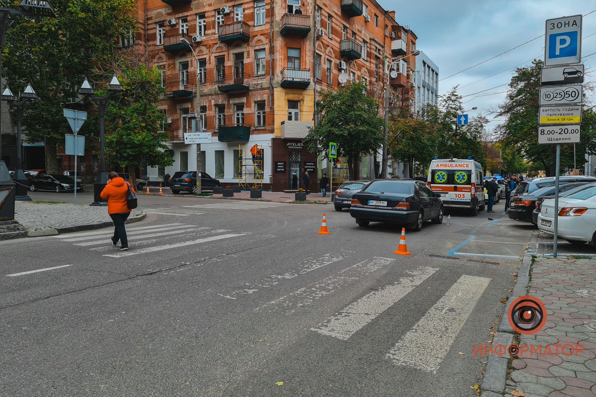 В Днепре на Воскресенской Mercedes сбил женщину на пешеходном переходе 8