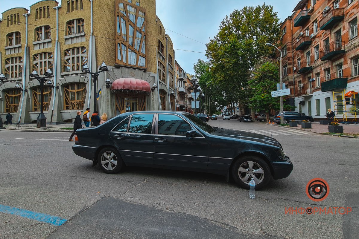 В Днепре на Воскресенской Mercedes сбил женщину на пешеходном переходе 9