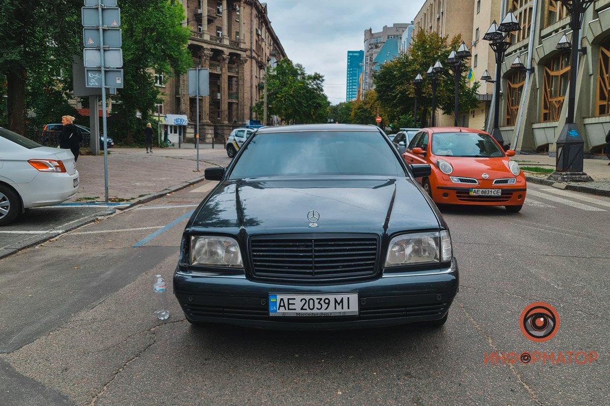 В Днепре на Воскресенской Mercedes сбил женщину на пешеходном переходе 10