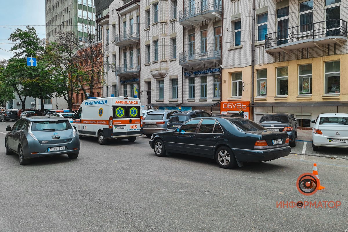 В Днепре на Воскресенской Mercedes сбил женщину на пешеходном переходе 11