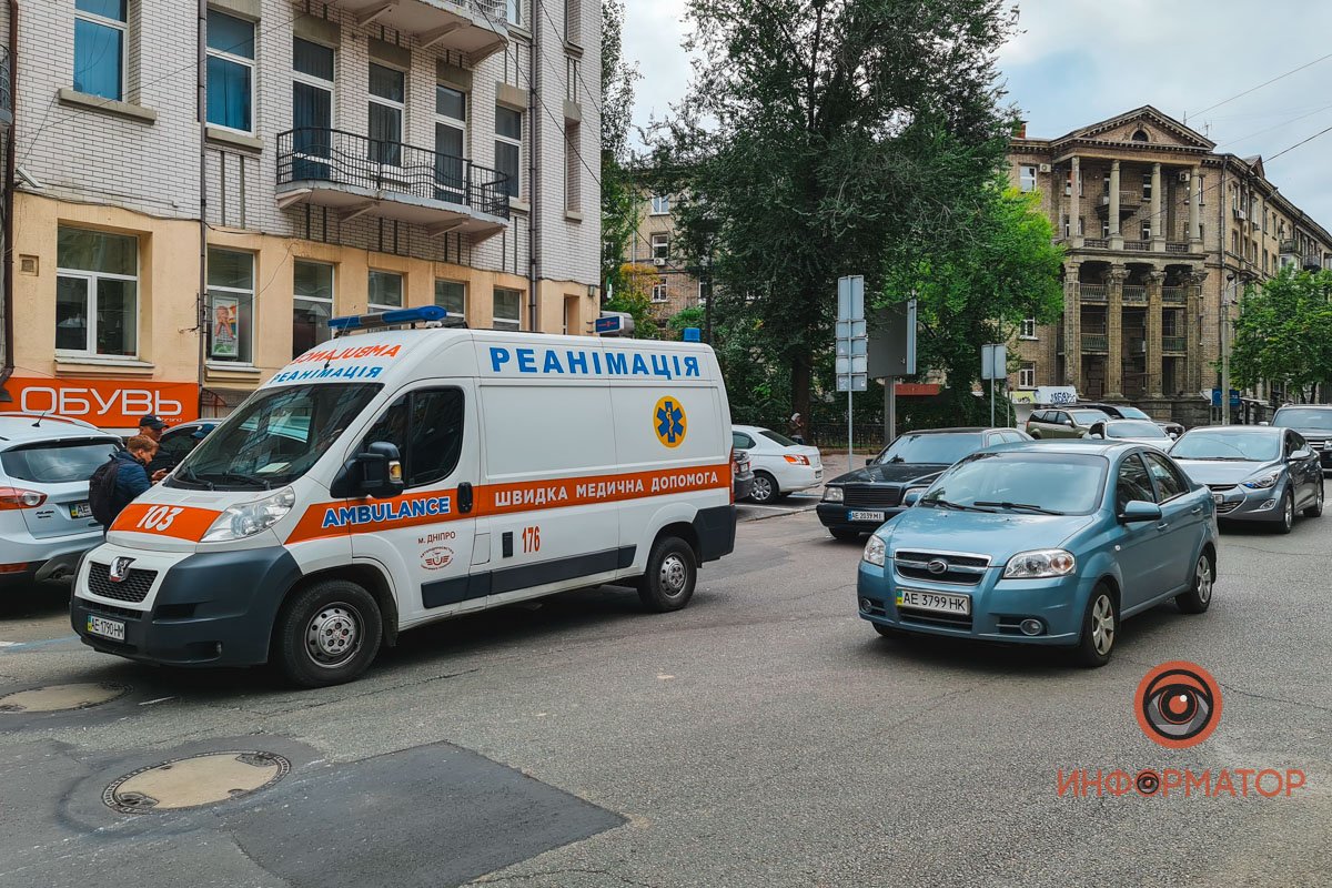 В Днепре на Воскресенской Mercedes сбил женщину на пешеходном переходе 12