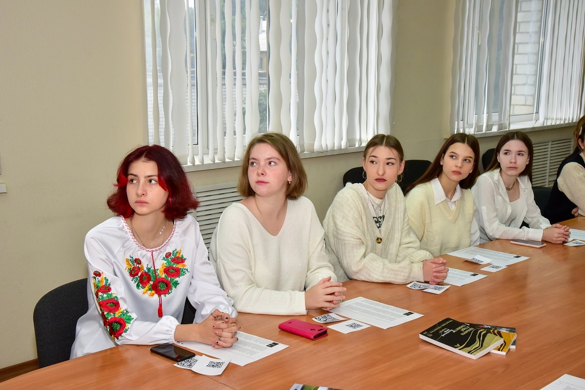 В лицее Днепра Анна Личман поучаствовала в уроке, посвященному 80-й годовщине трагедии Бабьего Яра 4